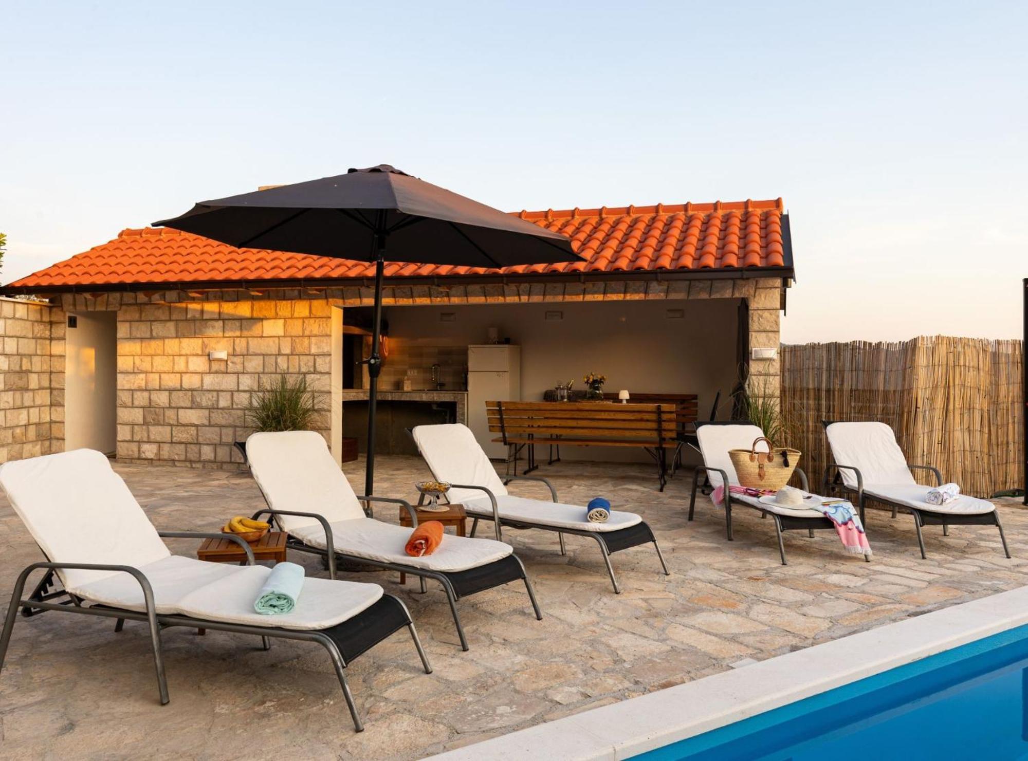 Villa Source With Private Pool Pridvorje Екстер'єр фото